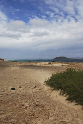 Spanien, Fuerteventura, Strand, Isla de Lobos im Hintergrund - 00493LR-U