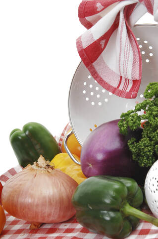 Verschiedene Gemüse und Sieb, Nahaufnahme, lizenzfreies Stockfoto