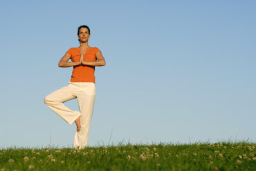 Frau in Yoga-Balance-Pose - KJF00044