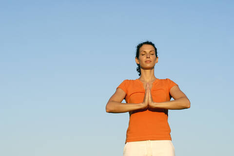 Frau übt Yoga, Augen geschlossen, Porträt, lizenzfreies Stockfoto