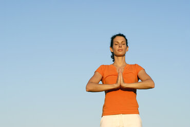 Frau übt Yoga, Augen geschlossen, Porträt - KJF00039