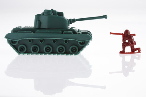 Spielzeugsoldat und Spielzeugpanzer der Armee - THF01048
