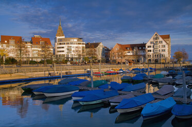 Deutschland, Baden Württemberg, Friedrichshafen, Hafen im Winter - SM00424