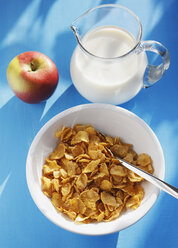 Cornflakes, Apfel und Milch, Blick von oben - KSWF00444