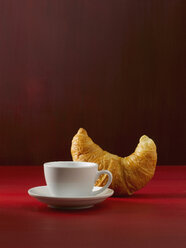 Croissant und Kaffeetasse, Nahaufnahme - KSW00419