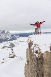 Italien, Südtirol, Pärchen in Winterkleidung auf Berggipfel, jubelnd - WESTF11341