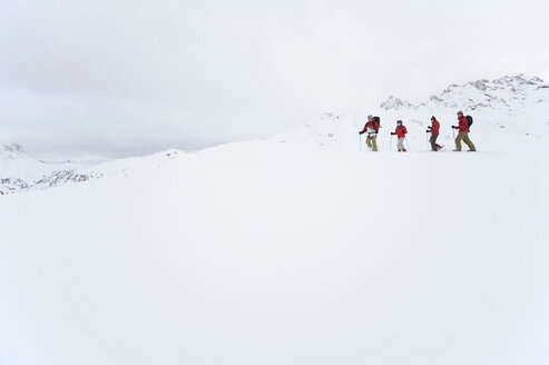 Italien, Südtirol, Vier Personen beim Schneeschuhwandern - WESTF11337