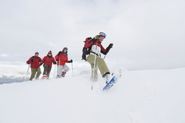 Italien, Südtirol, Vier Personen in einer Reihe, Schneeschuhwandern - WESTF11335