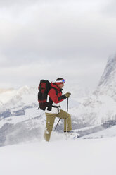Italien, Südtirol, Mann beim Schneeschuhwandern - WESTF11330