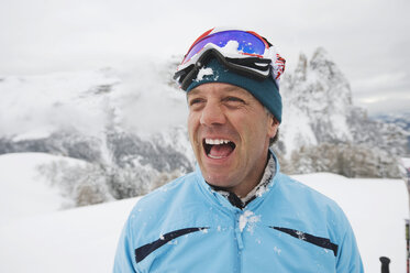 Italien, Südtirol, Mann in Winterkleidung, lachend, Porträt - WESTF11324