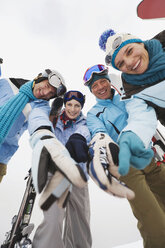 Italien, Südtirol, Junge Leute in Winterkleidung, Tiefblick - WESTF11318