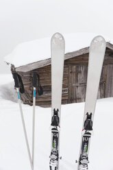 Italien, Südtirol, Ski und Skistöcke, im Hintergrund der Bergkamm - WESTF11307