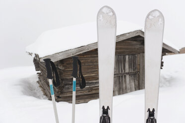 Italien, Südtirol, Ski und Skistöcke, im Hintergrund der Bergkamm - WESTF11306