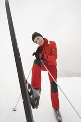 Italien, Südtirol, Frau mit Skiern, herumalbern - WESTF11296