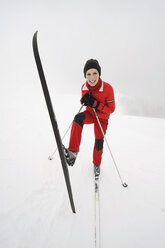 Italien, Südtirol, Frau mit Skiern, herumalbern - WESTF11295