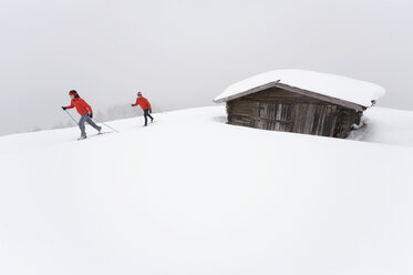 Italien, Südtirol, Paar-Langlauf, neben der Hütte - WESTF11292