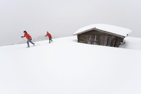 Italien, Südtirol, Paar-Langlauf, neben der Hütte - WESTF11292