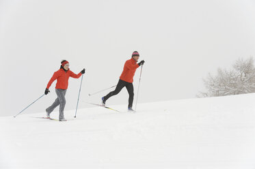 Italy, South Tyrol, Couple cross-country skiing - WESTF11285