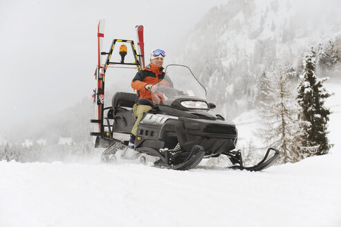 Italien, Südtirol, Mann fährt Schneemobil - WESTF11281