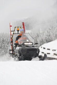 Italien, Südtirol, Mann fährt Schneemobil - WESTF11280