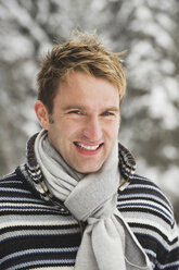 Italien, Südtirol, Junger Mann mit Kopftuch, lächelnd, Porträt, Nahaufnahme - WESTF11278