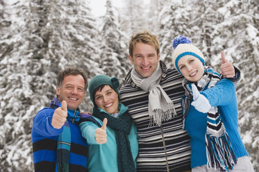 Italien, Südtirol, Junge Leute in Winterkleidung, Daumen hoch, Porträt - WESTF11275