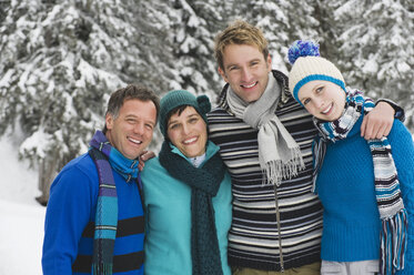 Italien, Südtirol, Junge Leute in Winterkleidung, Arm in Arm, Porträt - WESTF11274