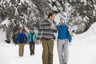 Italien, Südtirol, Junge Leute bei einem Winterspaziergang - WESTF11273