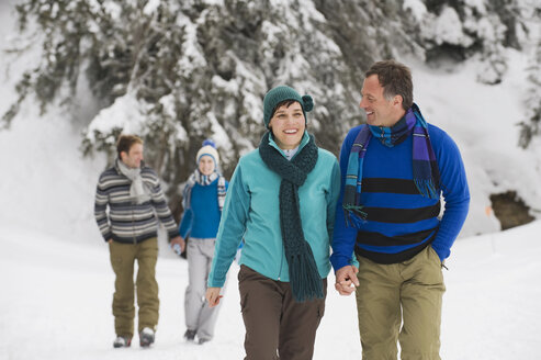 Italien, Südtirol, Junge Leute bei einem Winterspaziergang - WESTF11272