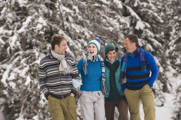 Italien, Südtirol, Junge Leute bei einem Winterspaziergang - WESTF11270