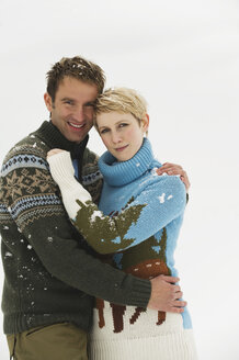 Junges Paar in Winterkleidung, Porträt - WESTF11258