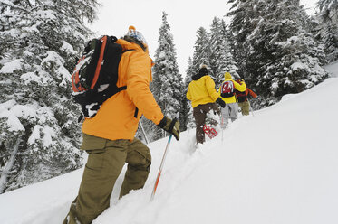 Italien, Südtirol, Junge Leute mit Schneeschuhen beim Herumalbern - WESTF11235