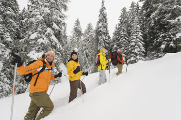Italien, Südtirol, Menschen beim Schneeschuhwandern bergauf - WESTF11234