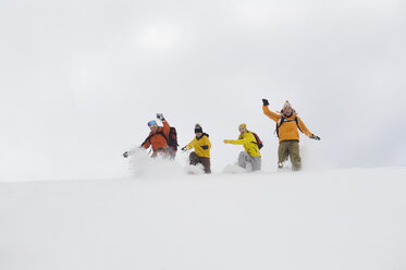 Italien, Südtirol, Menschen in Winterkleidung beim Herumalbern - WESTF11228