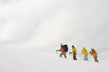 Italien, Südtirol, Menschen beim Schneeschuhwandern in einer Reihe - WESTF11225