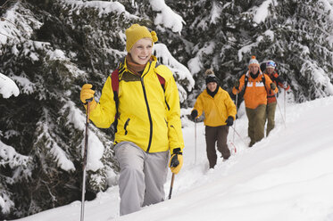 Italien, Südtirol, Junge Leute in Winterkleidung beim Wandern - WESTF11220