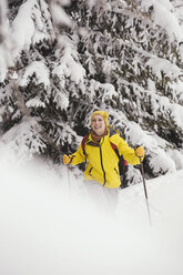 Italien, Südtirol, Junge Frau beim Skilanglauf - WESTF11217