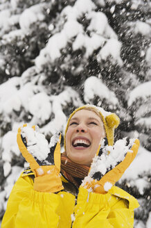 Italien, Südtirol, Junge Frau, die im Schnee herumalbert, Porträt - WESTF11209