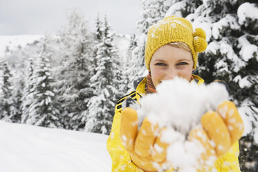 Italien, Südtirol, Junge Frau, die im Schnee herumalbert, Porträt - WESTF11208