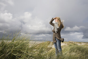 Deutschland, Schleswig Holstein, Amrum, Frau schaut aufs Meer - RBF00018