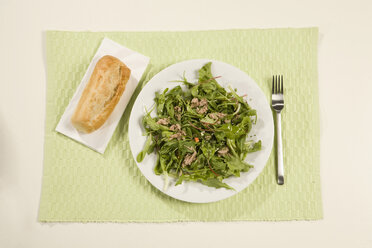 Gemischter Salat mit Thunfisch und Brötchen, gehobene Lage - RBF00005