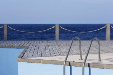 Spanien, Die Kanarischen Inseln, Gomera, Schwimmbad am Wasser - WDF00475