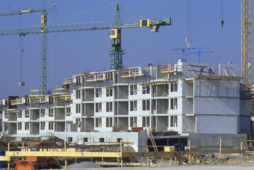 Deutschland, Baustelle, Rohbau mit Kränen - WDF00471