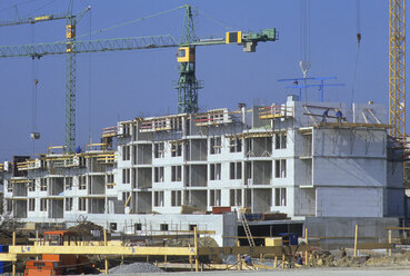 Germany, Building site, Shell with cranes - WDF00471