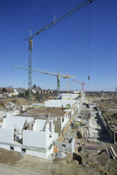 Deutschland, Baustelle, Rohbau mit Kränen - WDF00470