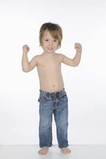 Kleiner Junge (2-3) mit nackter Brust, Arme hoch, Porträt - NHF01109
