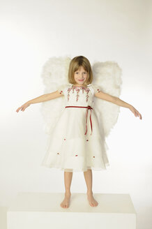 Kleines Mädchen (6-7) mit Engelsflügeln und ausgebreiteten Armen - NHF01103