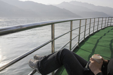 China, Yangtze-Fluss, Person entspannt sich an Bord eines Schiffes, niedriger Abschnitt - NHF01098