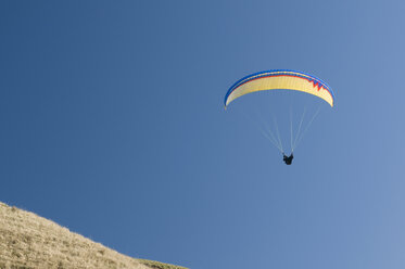 Schweden, Kaseberga, Person Paragliding - SHF00361