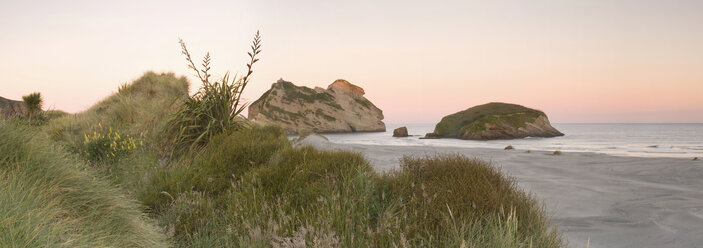 Neuseeland, Südinsel, Port Puponga, Wharariki Beach in der Morgendämmerung - SH00356